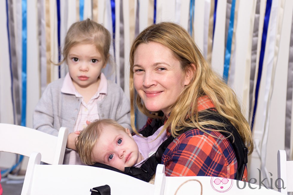 Drew Barrymore con sus hijas en el evento 'Baby2Baby' de Jessica Alba