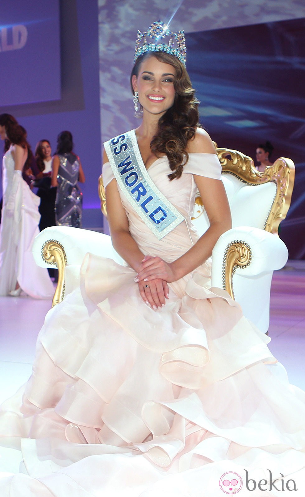 Miss Sudáfrica Rolene Strauss posando como Miss Mundo 2014