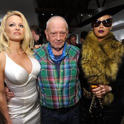 David Bailey en su exposición sobre los Rolling Stones con Pamela Anderson y Amber Rose
