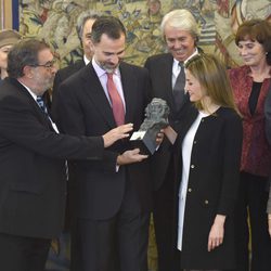 Enrique González Macho entrega un Goya a los Reyes Felipe y Letizia