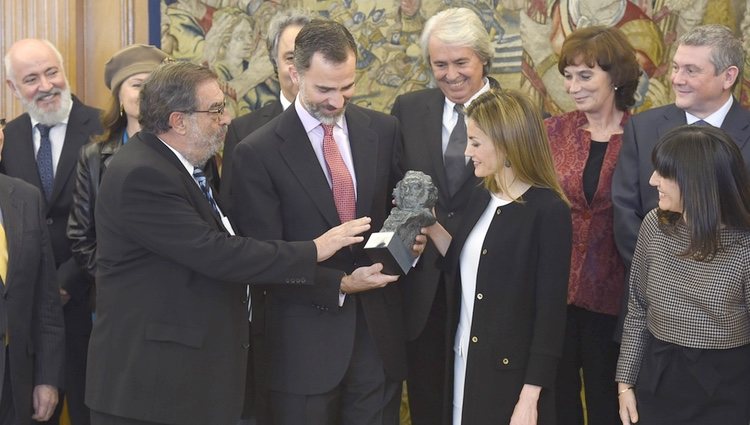 Los Reyes Felipe y Letizia reciben un Goya de manos del presidente de la  Academia de Cine - Bekia Actualidad