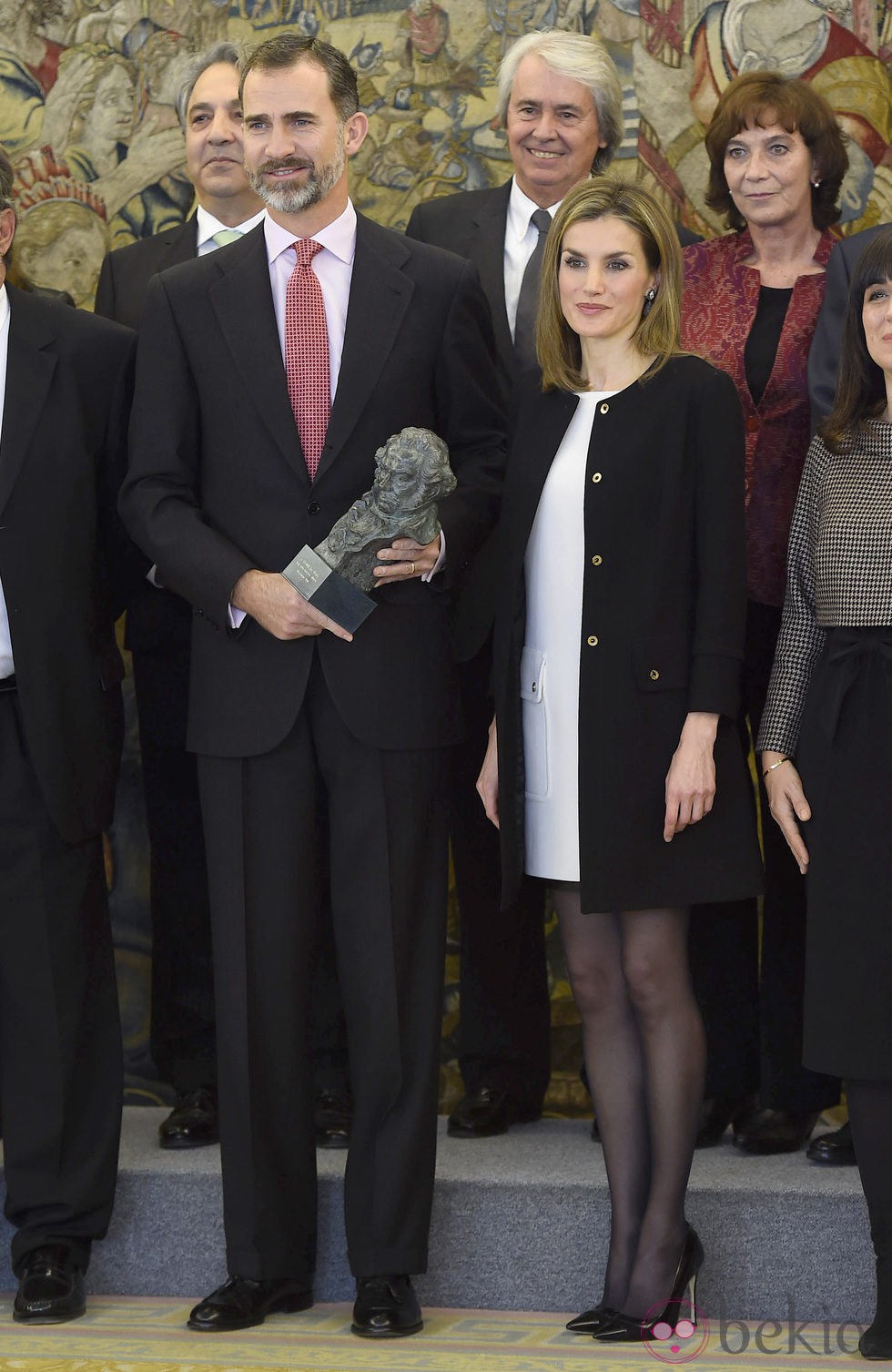 Los Reyes Felipe y Letizia con el Goya entregado por la Academia de Cine