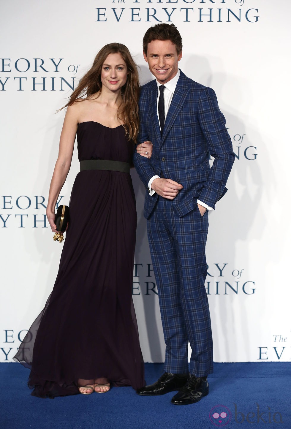 Eddie Redmayne y Hannah Bagshawe en el estreno de 'La Teoría del Todo'