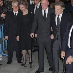 El Duque de Húescar, los Reyes Juan Carlos y Sofía y Alfonso Díez en el funeral de la Duquesa de Alba en Madrid