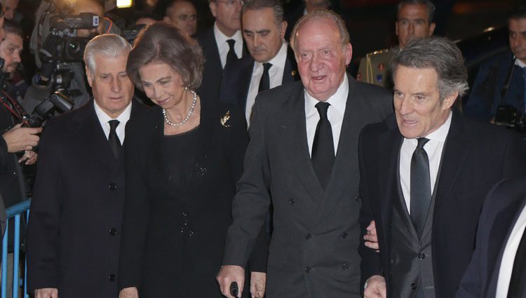 El Duque de Húescar, los Reyes Juan Carlos y Sofía y Alfonso Díez en el funeral de la Duquesa de Alba en Madrid