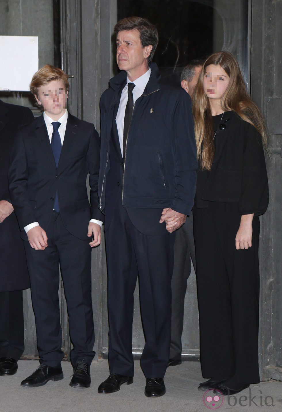 Cayetano Martínez de Irujo y sus hijos en el funeral de la Duquesa de Alba en Madrid