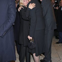 La Reina Sofía abraza a Eugenia Martínez de Irujo en el funeral de la Duquesa de Alba en Madrid
