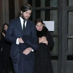 Jacobo Fitz-James Stuart Jr. y Asela Pérez Becerril en el funeral de la Duquesa de Alba en Madrid
