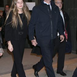 Cayetano Martínez de Irujo y su hija Amina en el funeral de la Duquesa de Alba en Madrid