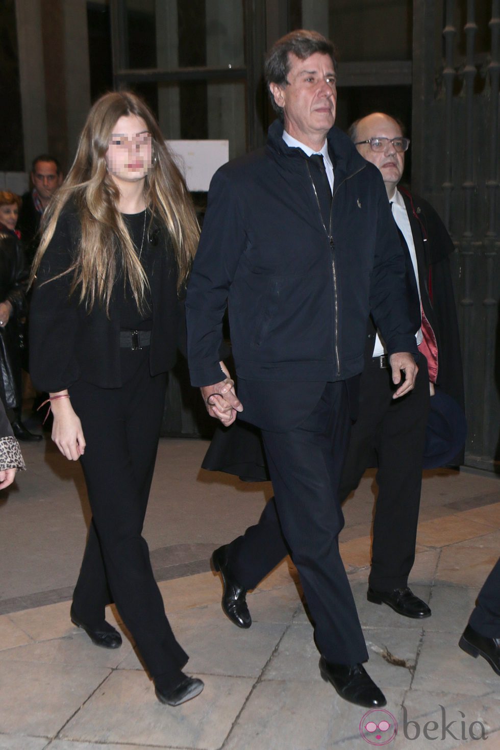 Cayetano Martínez de Irujo y su hija Amina en el funeral de la Duquesa de Alba en Madrid