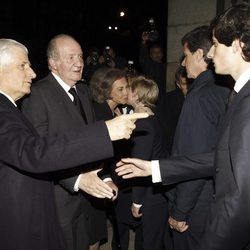 El Duque de Húescar presenta a su hijo Fernando al Rey Juan Carlos en el funeral de la Duquesa de Alba en Madrid