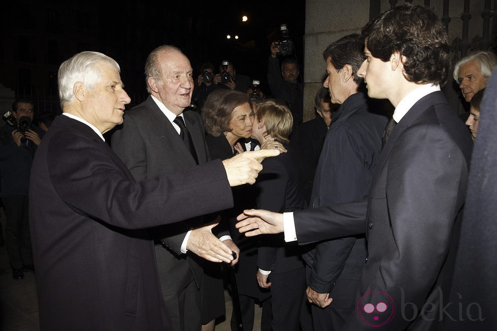 El Duque de Húescar presenta a su hijo Fernando al Rey Juan Carlos en el funeral de la Duquesa de Alba en Madrid
