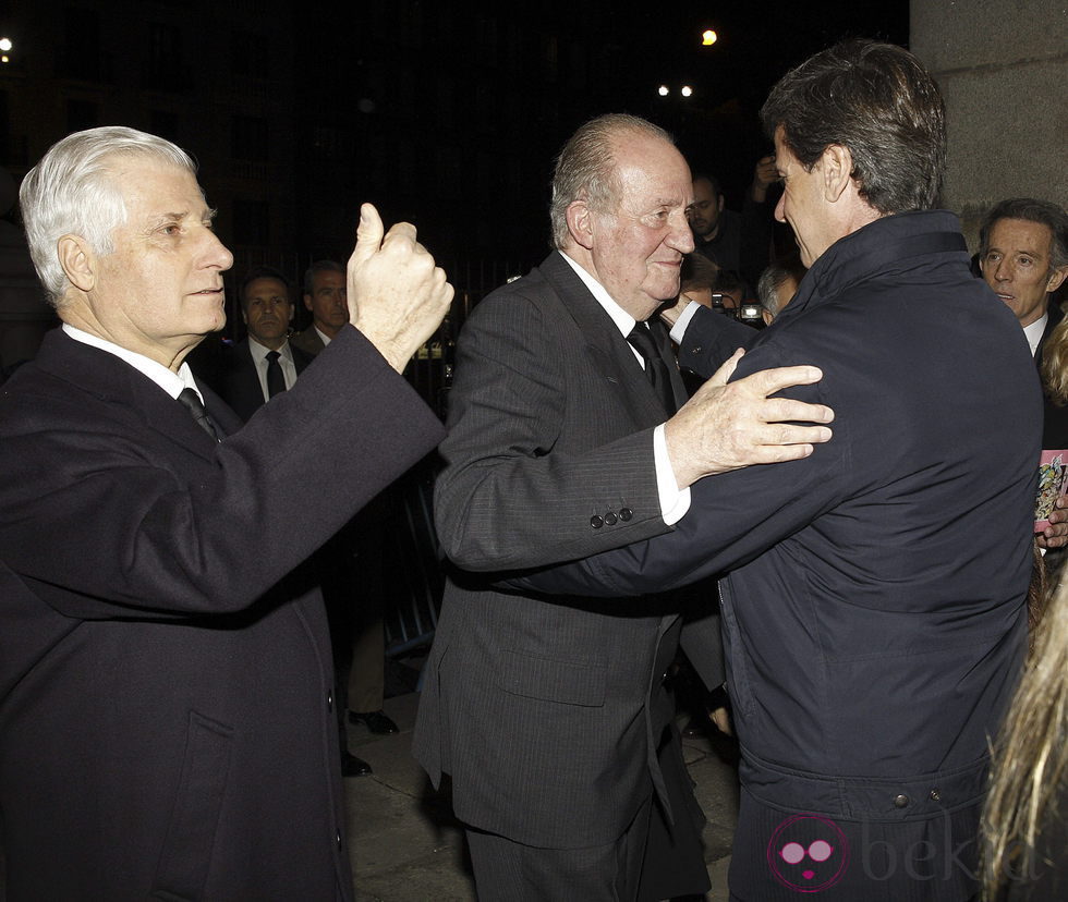 El Rey Juan Carlos saluda a Cayetano Martínez de Irujo junto al Duque de Huéscar en el funeral de la Duquesa de Alba en Madrid