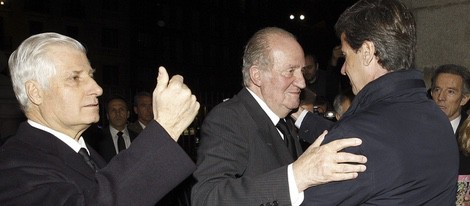 El Rey Juan Carlos saluda a Cayetano Martínez de Irujo junto al Duque de Huéscar en el funeral de la Duquesa de Alba en Madrid