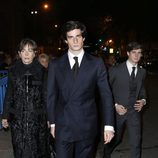 Fernando Fitz-James Stuart, Carlos Fitz-James Stuart y Matilde Solís en el funeral de la Duquesa de Alba en Madrid