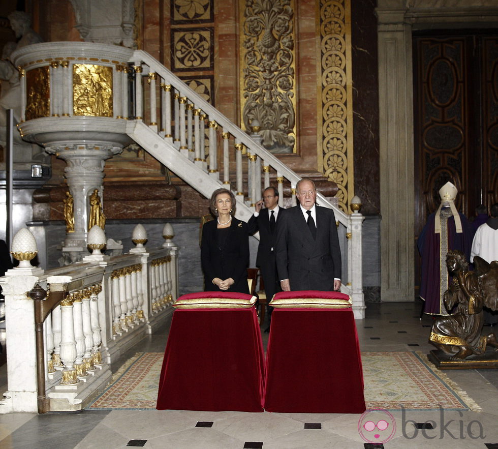 Los Reyes Juan Carlos y Sofía en el funeral de la Duquesa de Alba en Madrid
