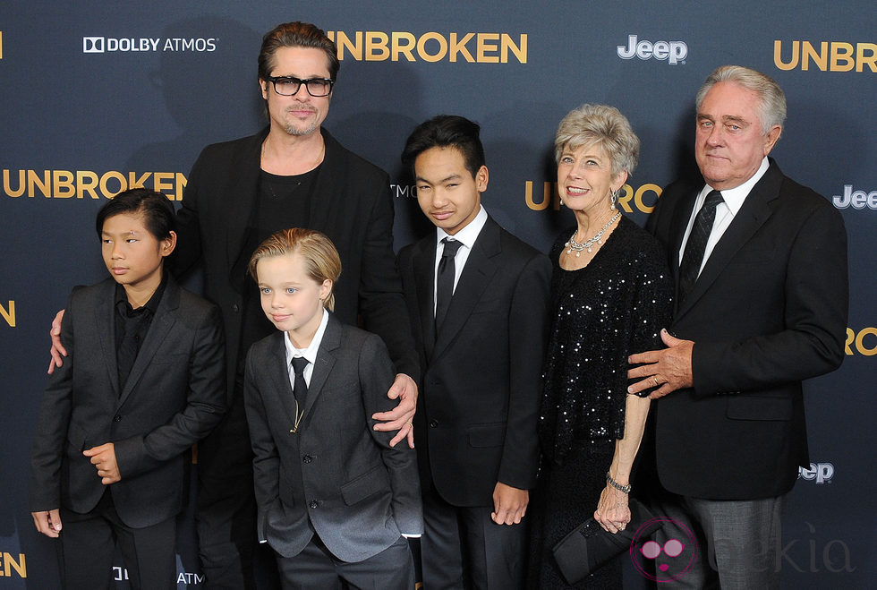 Brad Pitt con sus hijos Pax, Shiloh y Maddox y sus padres William y Jane en el estreno de 'Unbroken' en Los Angeles