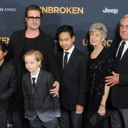 Brad Pitt con sus hijos Pax, Shiloh y Maddox y sus padres William y Jane en el estreno de 'Unbroken' en Los Angeles