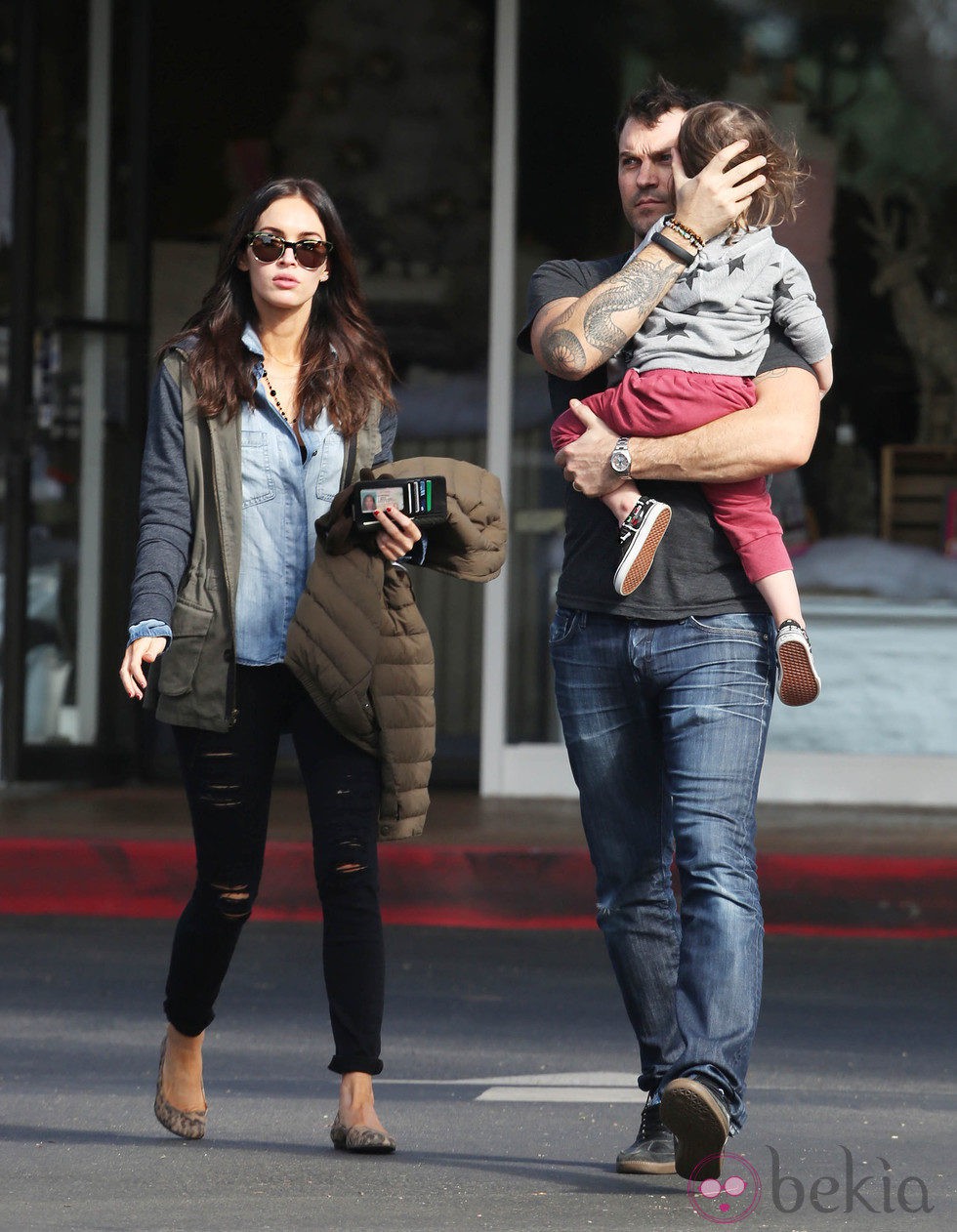 Megan Fox pasea junto a su marido Brian Austin Green y su hijo Noah