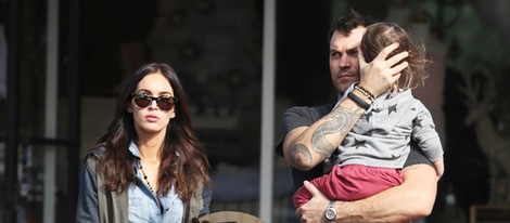 Megan Fox pasea junto a su marido Brian Austin Green y su hijo Noah
