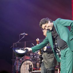 Joaquín Sabina dando las gracias en su primer concierto tras sufrir pánico escénico