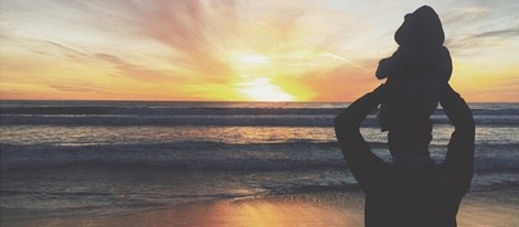 Pedro Castro viendo una puesta de sol con su hijo Leo en la playa