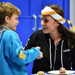 Kate Middleton jugando con un niño boy scout