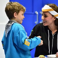 Kate Middleton jugando con un niño boy scout