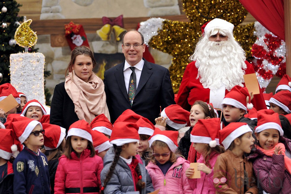 Alberto de Mónaco con Camille Gottlieb en la entrega de regalos de Navidad 2014
