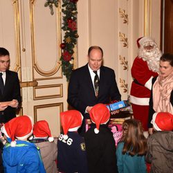 Alberto de Mónaco entrega regalos de Navidad con Louis Ducruet y Camille Gottlieb