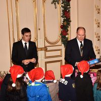 Alberto de Mónaco entrega regalos de Navidad con Louis Ducruet y Camille Gottlieb