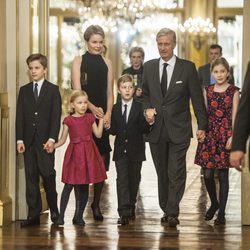 Felipe y Matilde de Bélgica con sus cuatro hijos en el Concierto de Navidad 2014