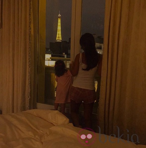 Daniella Semaan y su hija Lia contemplan la Torre Eiffel de noche