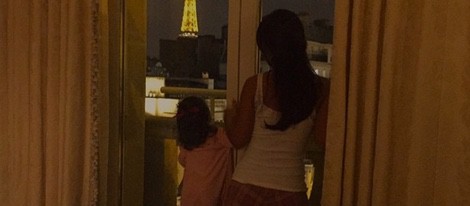 Daniella Semaan y su hija Lia contemplan la Torre Eiffel de noche