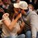 Mila Kunis y Ashton Kutcher se besan durante un partido de Los Angeles Lakers