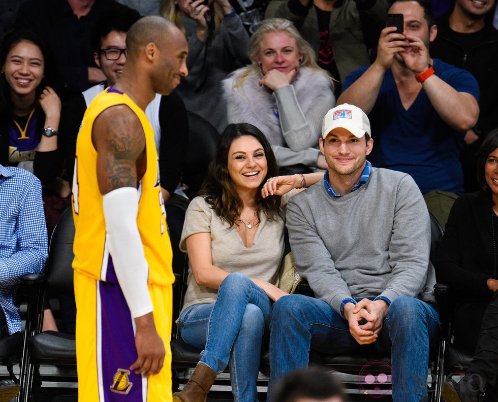 Mila Kunis y Ashton Kutcher disfrutan de un partido de Los Angeles Lakers