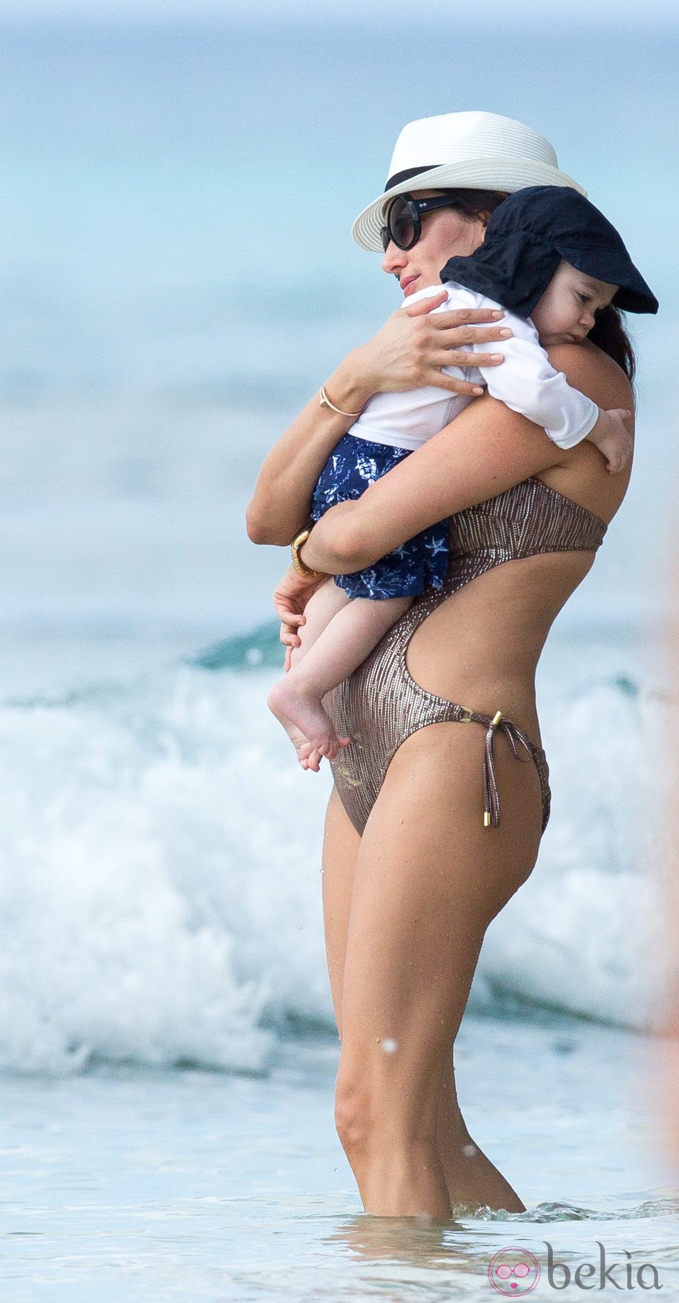 Lauren Silverman abraza a su hijo en la playa de Barbados