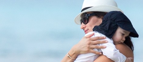 Lauren Silverman abraza a su hijo en la playa de Barbados