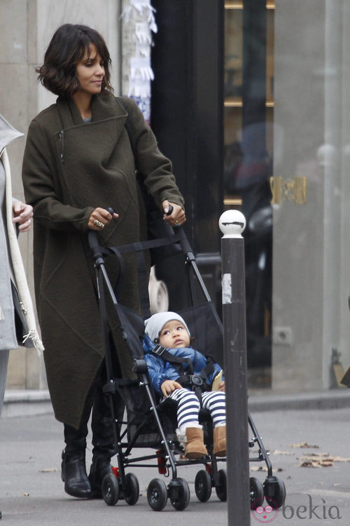 Halle Berry paseando por París junto a su hijo Maceo