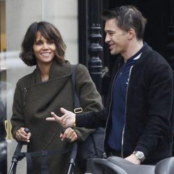Halle Berry y su marido Olivier Martinez disfrutando de un paseo por París