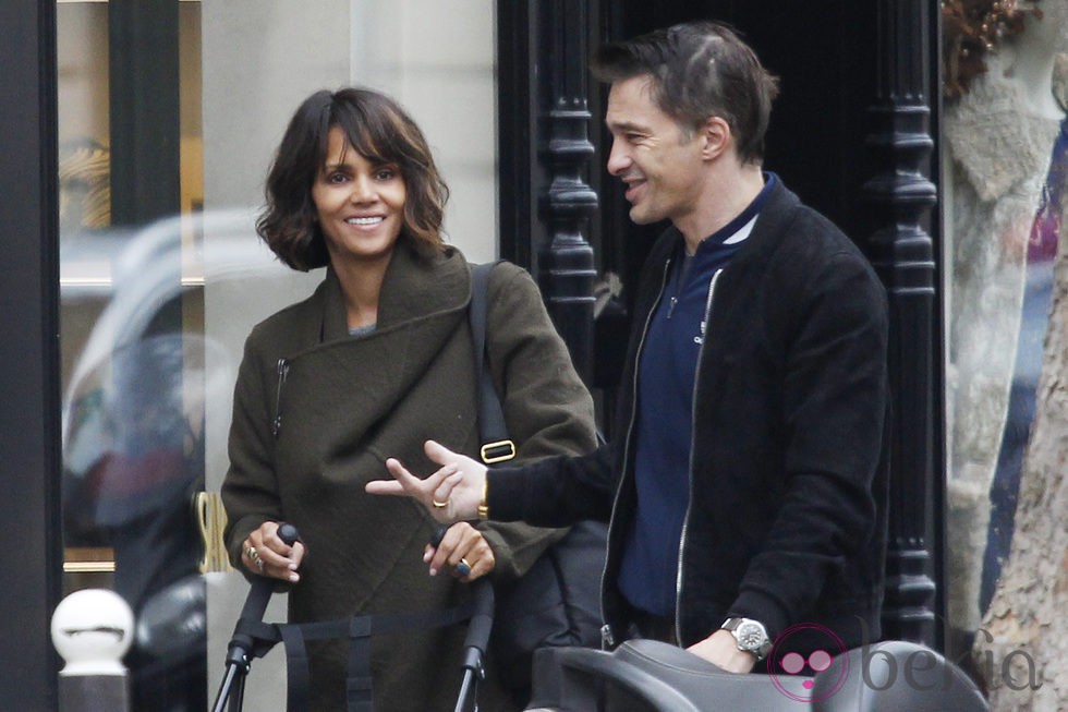 Halle Berry y su marido Olivier Martinez disfrutando de un paseo por París