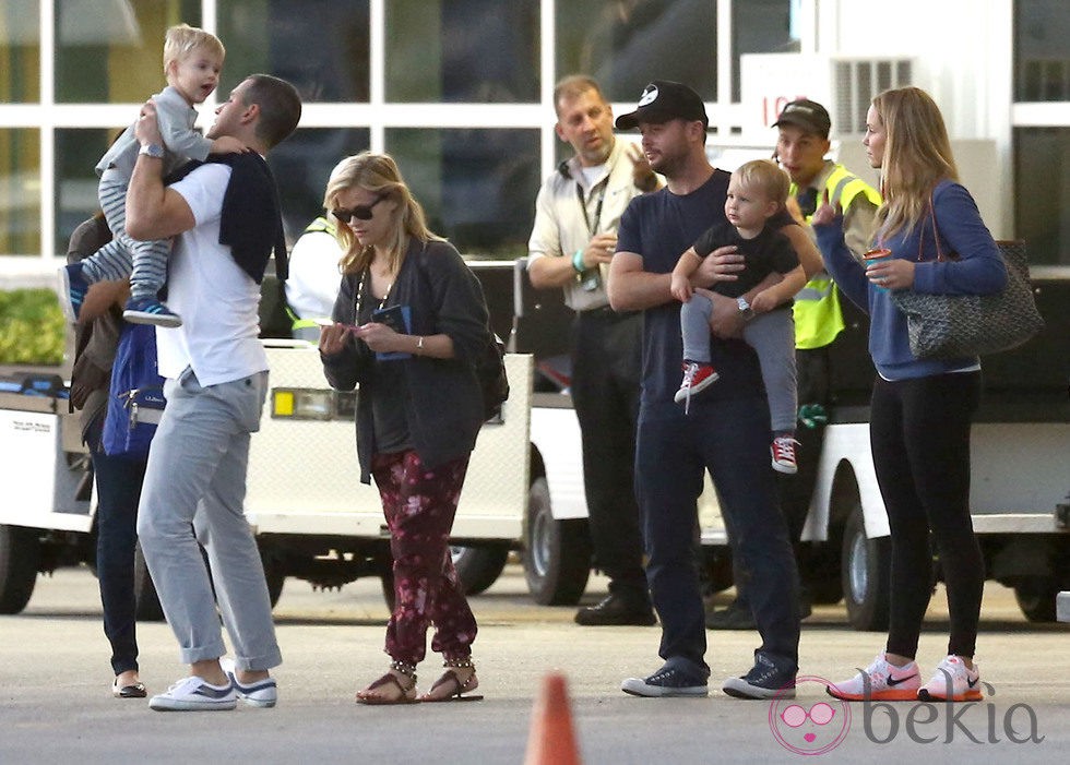 Reese Witherspoon acompañada por su marido Jim Toth y su hijo Tennessee en el aeropuerto de Miami