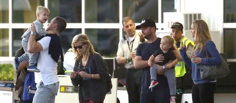 Reese Witherspoon acompañada por su marido Jim Toth y su hijo Tennessee en el aeropuerto de Miami