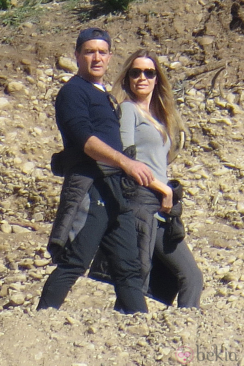 Antonio Banderas y Nicole Kimpel haciendo senderismo por El Caminito del Rey