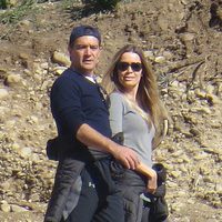 Antonio Banderas y Nicole Kimpel haciendo senderismo por El Caminito del Rey