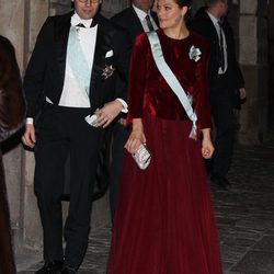 Victoria y Daniel de Suecia en una reunión de la Real Academia Sueca