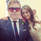 Elton John con Liz Hurley el día de su boda con David Furnish