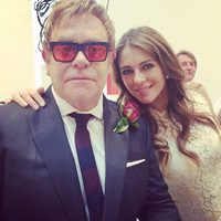 Elton John con Liz Hurley el día de su boda con David Furnish