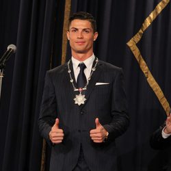 Cristiano Ronaldo recibiendo la Cordão Autonómico de Madeira