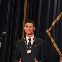 Cristiano Ronaldo recibiendo la Cordão Autonómico de Madeira